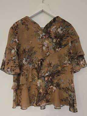 Woven Floral Ruffle Short-Sleeve  Blouse in Camel Floral